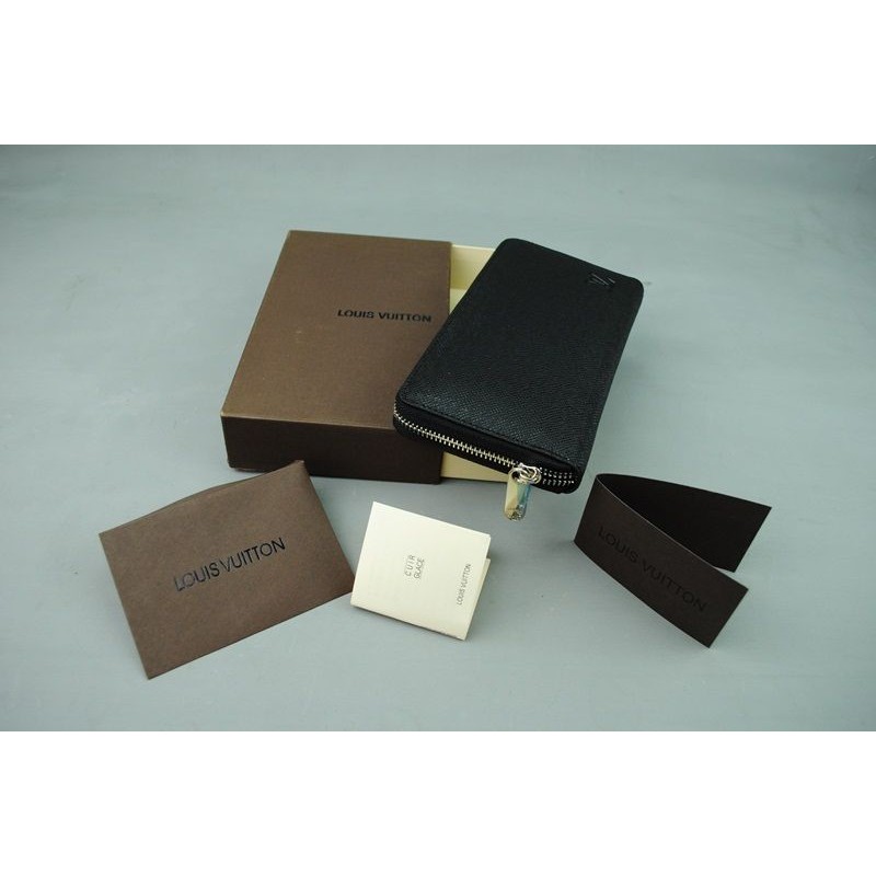 LOUIS VUITTON MARKA CÜZDAN TAIGA SIYAH ITHAL KUTUSUNDA LOUIS VUITTON MARKA CÜZDAN TAIGA SIYAH ITHAL KUTUSUNDA